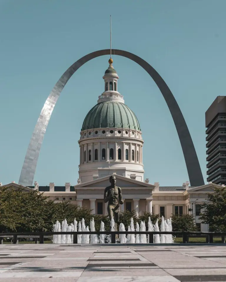 runner statue at the kiener memorial fountain in front of old courthouse building in missouri